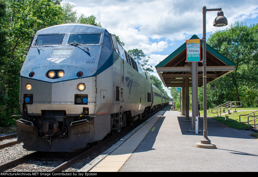 AMTK 88 leads train 693 into Wells